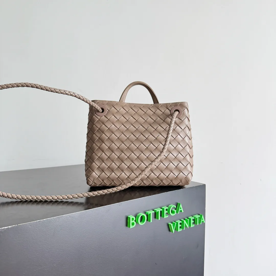 The new Andiamo batch of 3060 BV is shipped‼ ️The classic intercciato weaving process is used to create a soft bag, the metal knot is made of micro-cast aluminum using jewelry technology🪢, and the decorative beads are made of metal and hand-polished oak, allowing you to jump repeatedly between elegance and fun💃, making it unpredictable. Classic and versatile, it shows off your temperament, and the bag has a large capacity, making it very convenient for daily commuting! It has a variety of carrying methods, the shoulder straps can be adjusted by yourself, the original lambskin feels soft and delicate, and the unisex style breaks gender boundaries and brings a more practical and long-lasting use experience. The Andiamo, which has both elegant and casual styles, perfectly interprets the "fashionable old money style". Style number: 743568+wood hardware Color: pine cone brown Size: 25*22*10.5cm